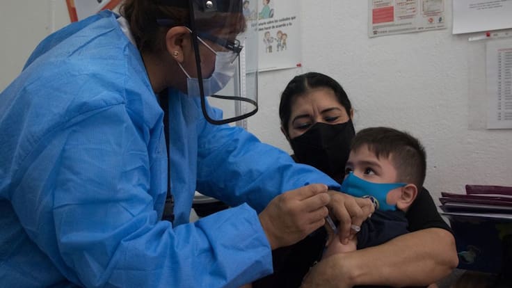 Importante vacunar a menores, los contagios continúan: Dra. Karen Rosales