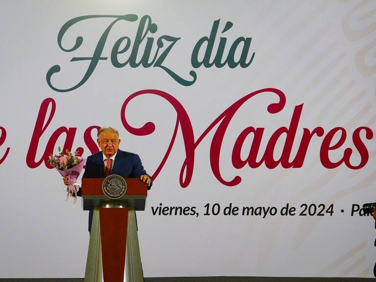 El presidente festejó a las madres mexicanas con mariachi y un ramo de flores que abandonó en el atril