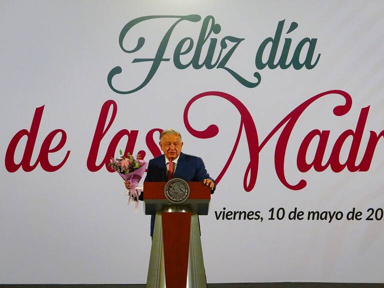 El presidente festejó a las madres mexicanas con mariachi y un ramo de flores que abandonó en el atril