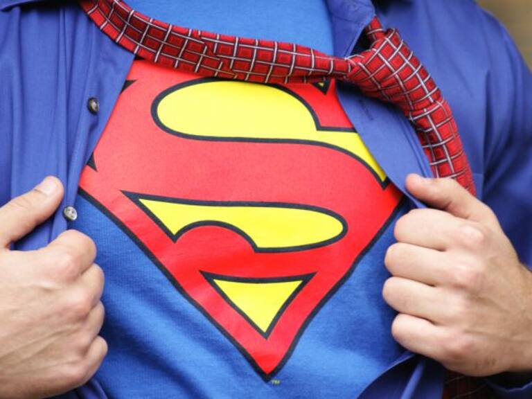 Fan de Superman se realiza operaciones para parecerse a su ídolo