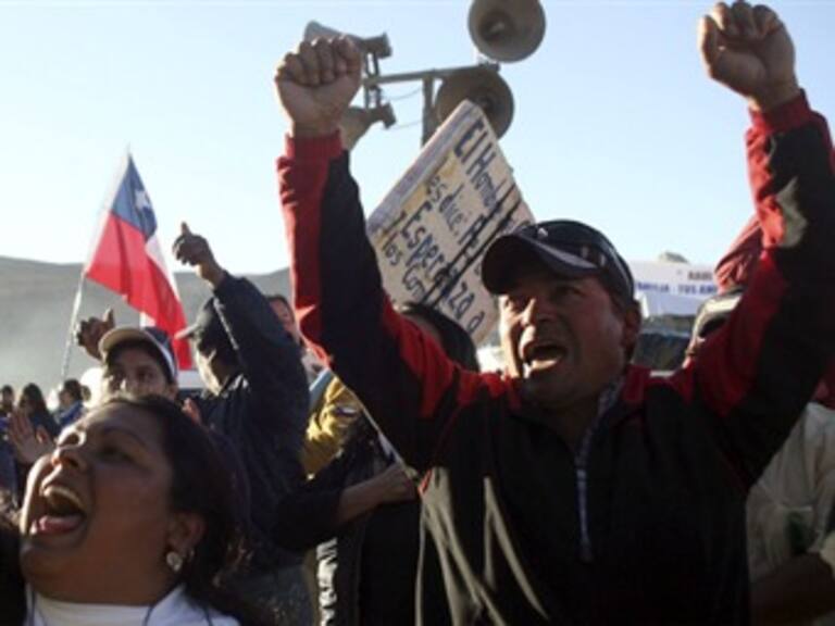 Regalarán entrada vitalicia al estadio a 11 mineros atrapados
