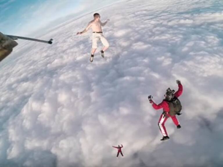 Este deportista hizo algo extremo ¡saltar a 4,000 metros de altura sin paracaídas!