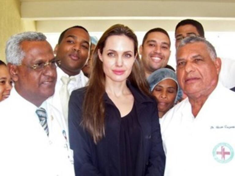 Angelina Jolie visita niños haitianos en Dominicana