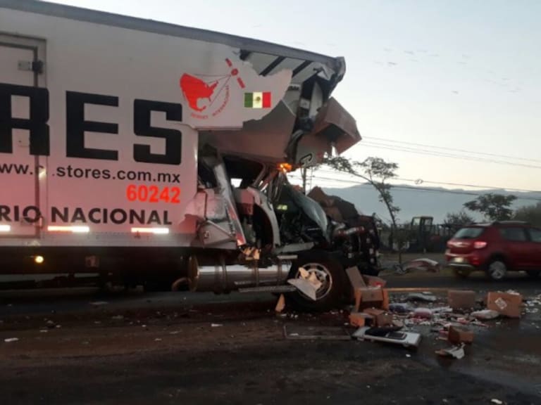 Se impacta Tráiler contra pipa en Tlajomulco