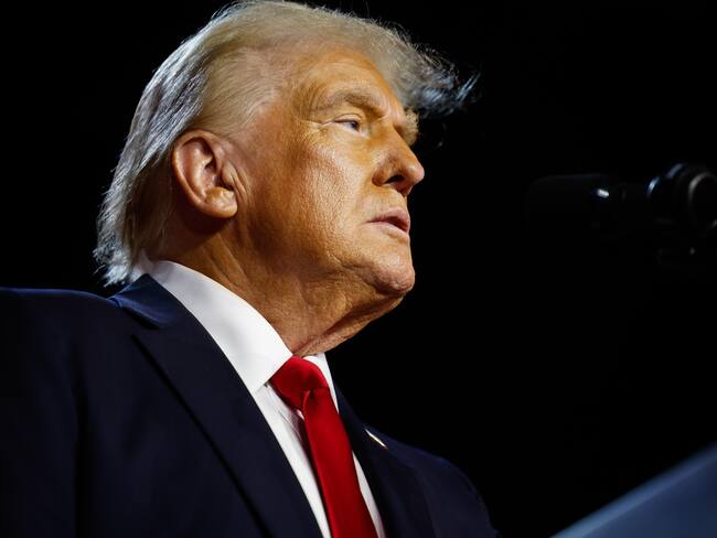 Amaga Trump con aranceles de 25% a México y Canadá