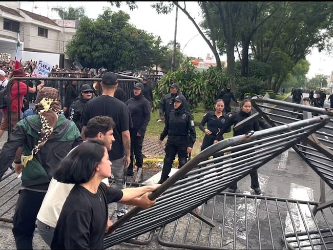 Protesta por agua contaminada en Guadalajara, termina en enfrentamiento con la policía