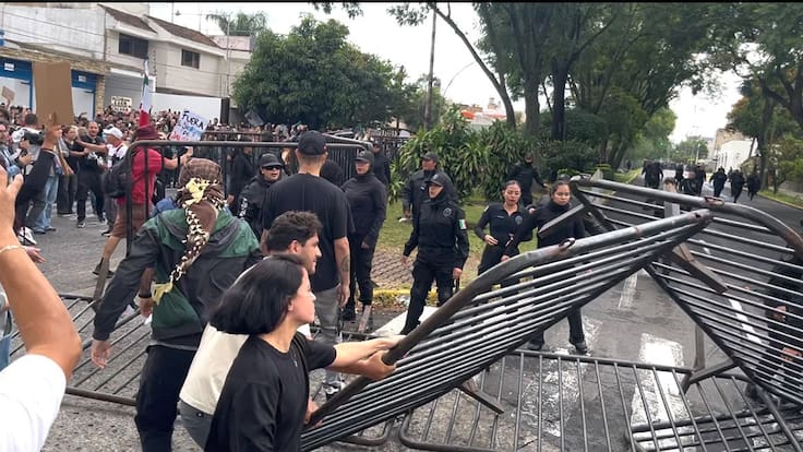 Protesta por agua contaminada en Guadalajara, termina en enfrentamiento con la policía