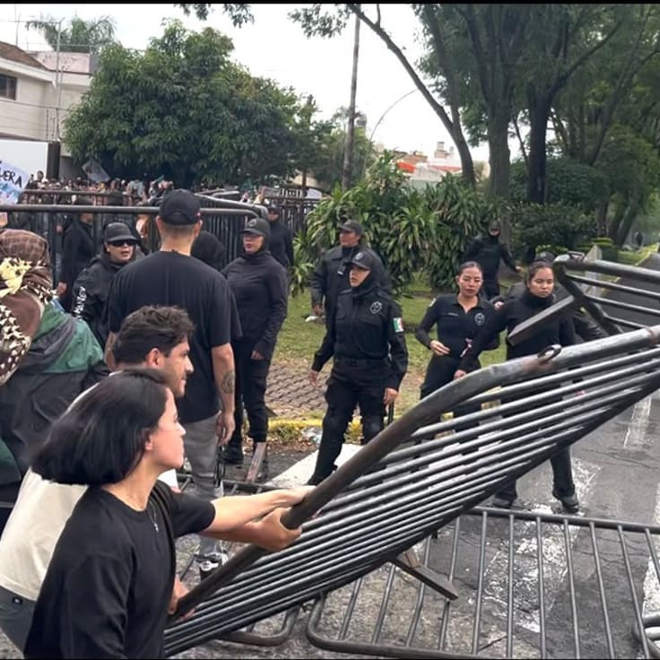Protesta por agua contaminada en Guadalajara, termina en enfrentamiento con la policía