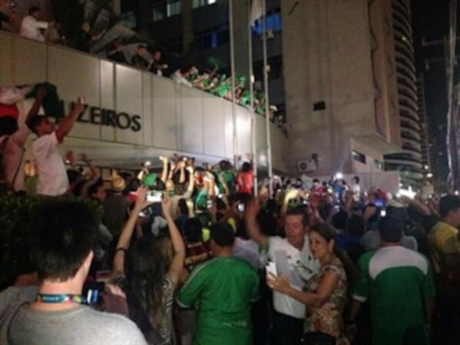 Aficionados llevan serenata al Tri en Fortaleza