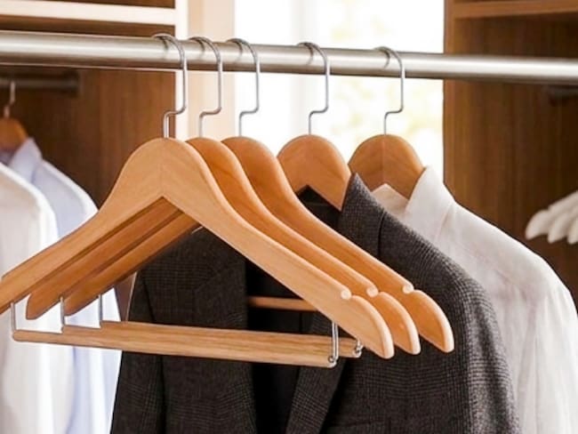 El detalle de los ganchos de madera que pocos conocen: para qué sirve la barra inferior