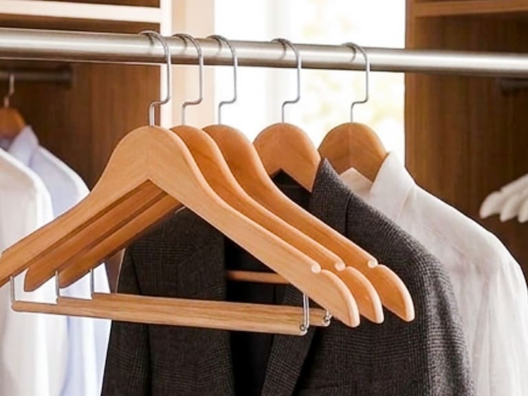 ¿Cuelgas tus pantalones en la barra del gancho de madera? Te para qué sirve realmente esa parte