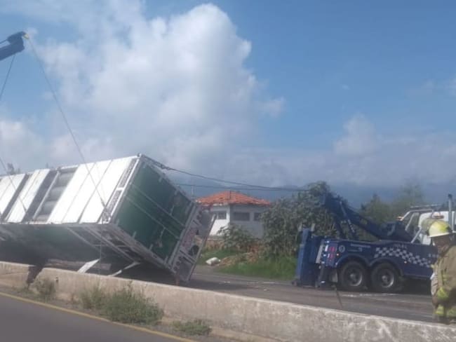 Vuelca tráiler con gas en carretera a Chapala