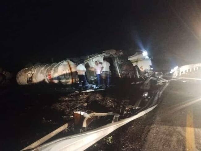 Volcadura de pipa provoca caos vehicular en autopista La Tinaja-Isla, en Veracruz