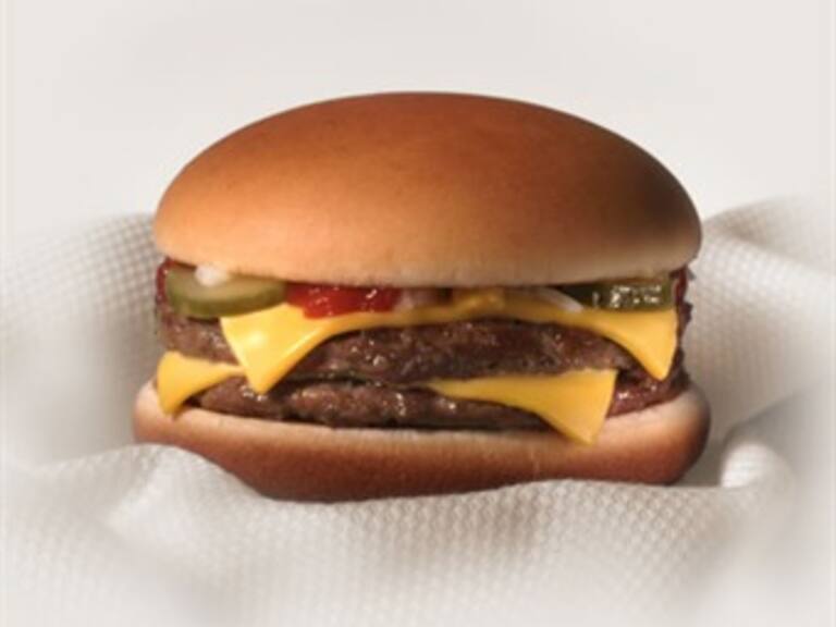 Suspende McDonald's compras a rastro clausurado por crueldad animal