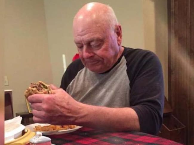 Abuelo prepara hamburguesas para sus nietos y ellos nunca llegan