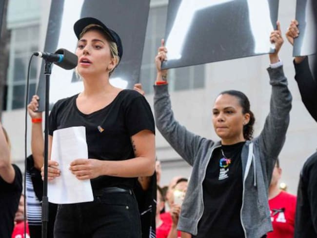 Gaga lee entre lágrimas nombre de las víctimas de la masacre en Pulse