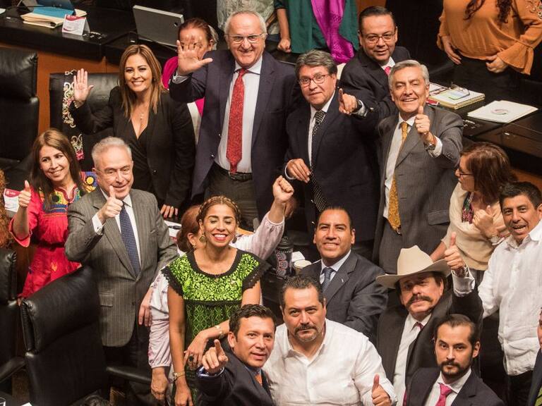López Obrador va con senadores en medio de confrontación