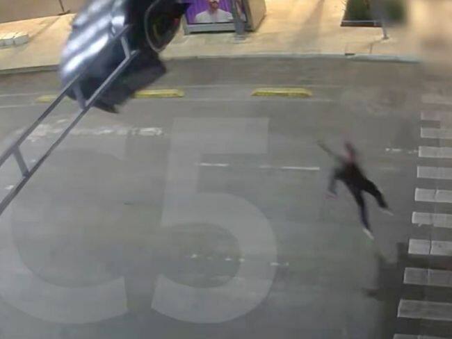 México le gana a la IA: Paracaidista queda colgado en semáforo tras aterrizar en Juárez y Balderas, CDMX | VIDEO