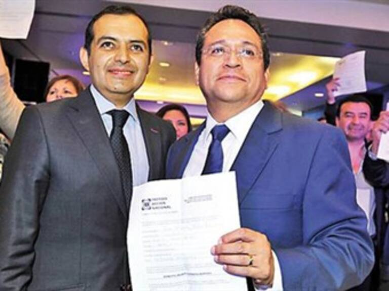 Reciben Cordero y Oliva más de ocho mil firmas para su registro