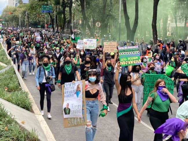 Mujeres protestan a favor del aborto legal y seguro en CDMX