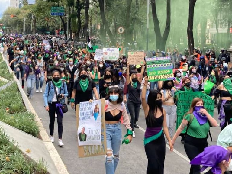 Mujeres protestan a favor del aborto legal y seguro en CDMX