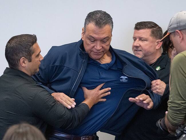 Sacan a golpes al senador Alex Padilla por cuestionar a Kristi Noem