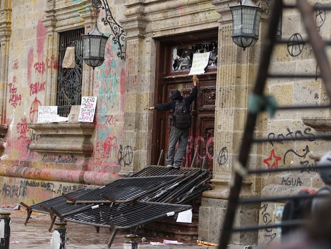 Segunda marcha por agua limpia en Guadalajara acaba en vandalismo; deja heridos y daños en edificios públicos