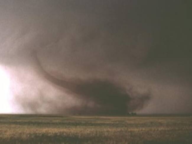 Suman 16 muertos en EU por tornados