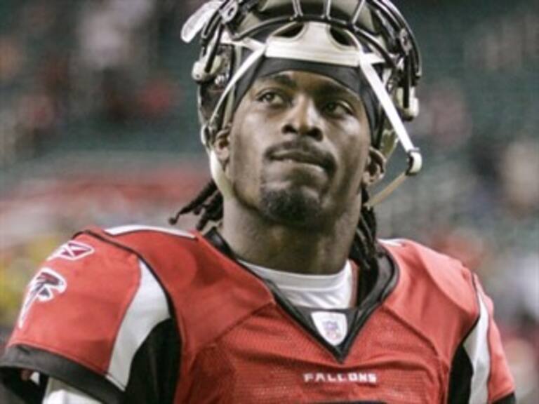 Michael Vick, ex astro de NFL, sale de la cárcel