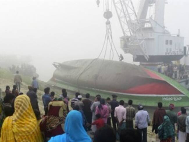 Mueren 70 personas al hundirse un ferry en Bangladesh