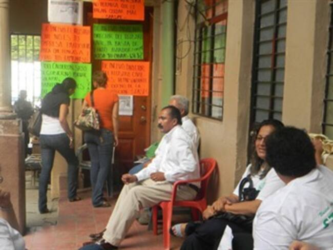 Realizan burócratas en Michoacán paro de 'brazos caídos'