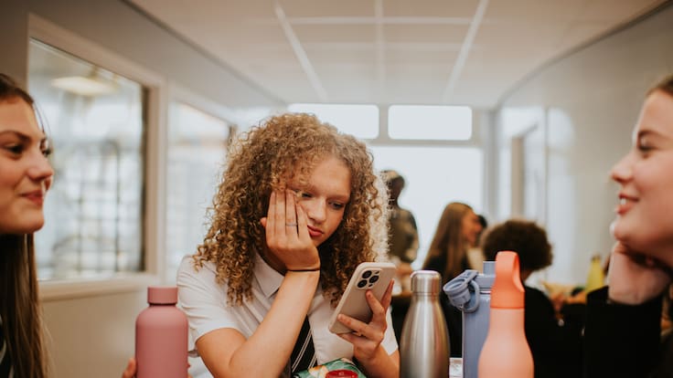 Francia prohíbe las redes sociales a menores de 15 años y marca un precedente en Europa