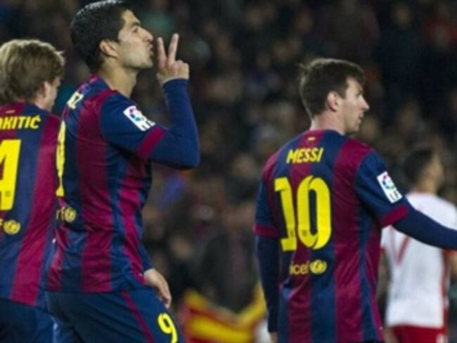 Barcelona golea a Almería y se mantiene líder en España