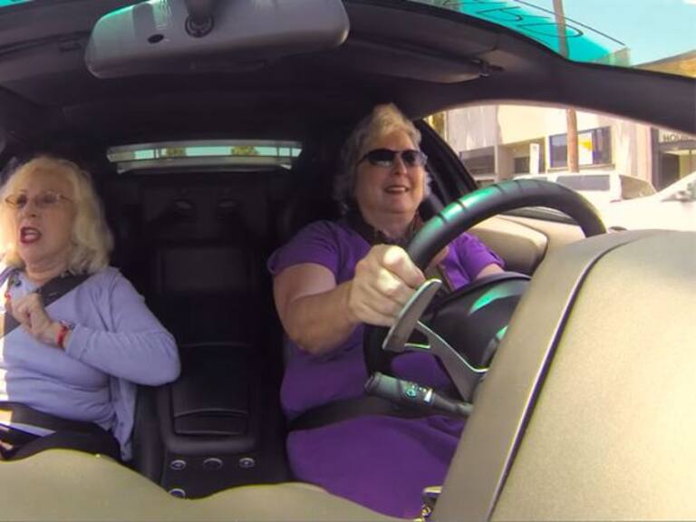 2 Abuelitas que van al supermercado en un Lamborghini se vuelven virales