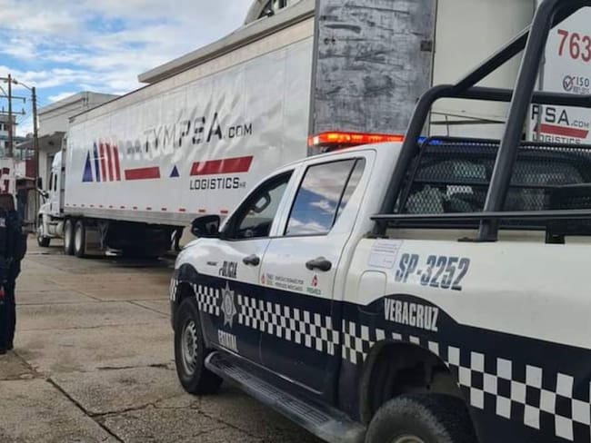 Rescatan a 600 migrantes dentro de dos cajas de trailer en Veracruz