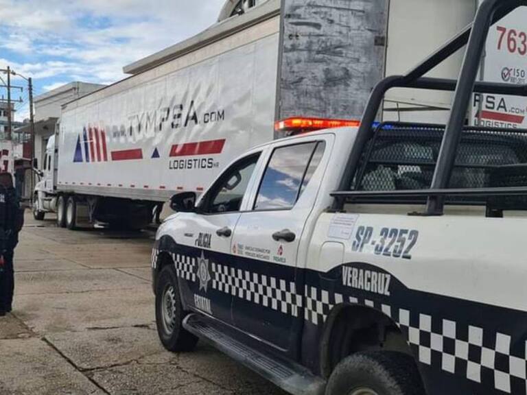 Rescatan a 600 migrantes dentro de dos cajas de trailer en Veracruz
