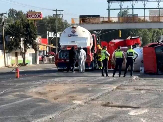 Vuelca pipa de gas en la carretera México-Pachuca