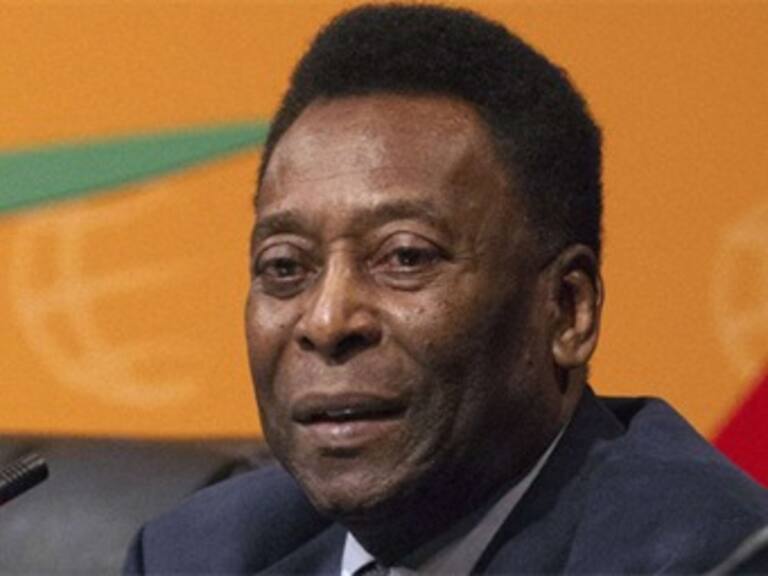 Operan a Pelé