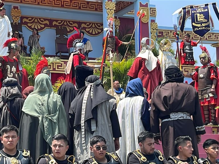 Arnulfo Eduardo Morales García, médico de 25 años y originario del Barrio de San Lucas, cargó sobre sus hombros una cruz de más de 90 kilogramos