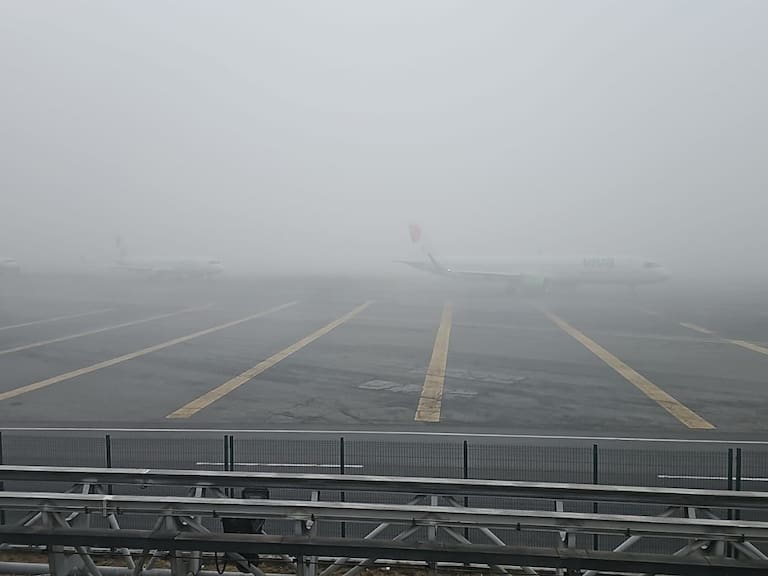 Por presencia de niebla, el AICM suspende operaciones.