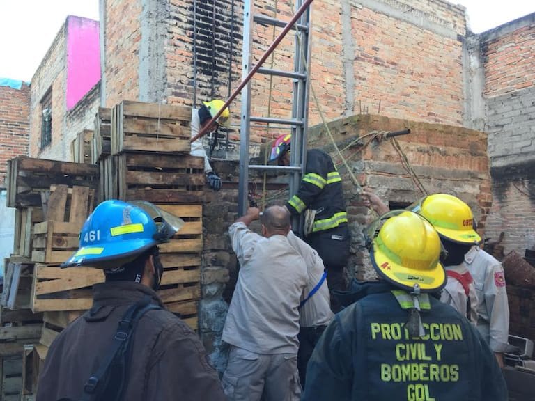 Bomberos de Guadalajara rescatan a un hombre de un pozo de agua