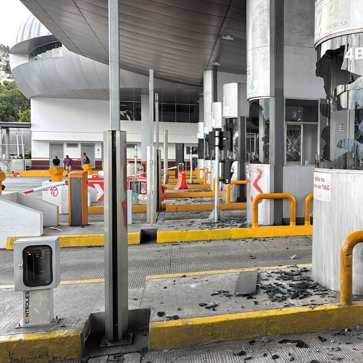 Bloqueo y destrozos: Normalistas de Ayotzinapa irrumpen en caseta de la México-Puebla