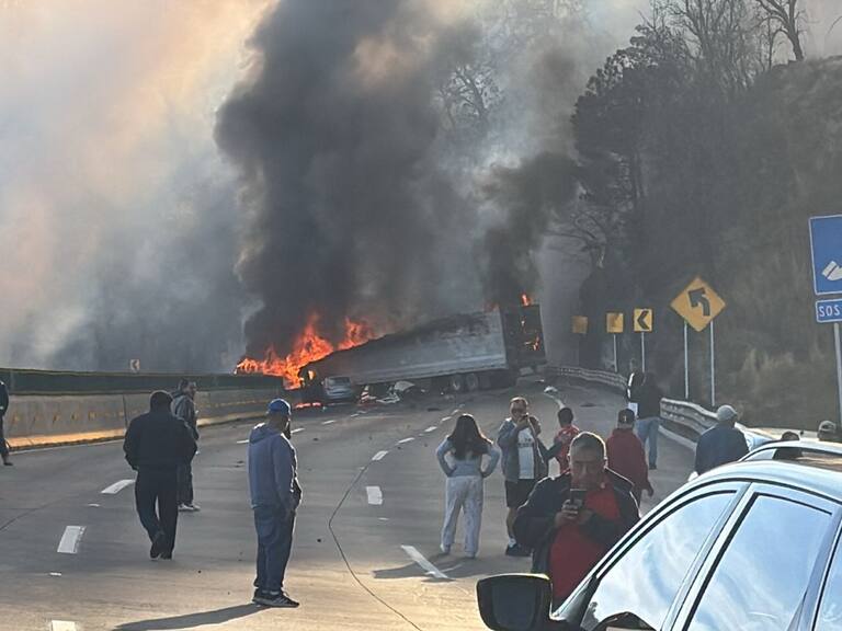 El impacto de un tráiler contra varios vehículos, entre ellos una pipa de gas LP y una ambulancia, dejó un saldo mortal de seis personas y cuatro más lesionadas.