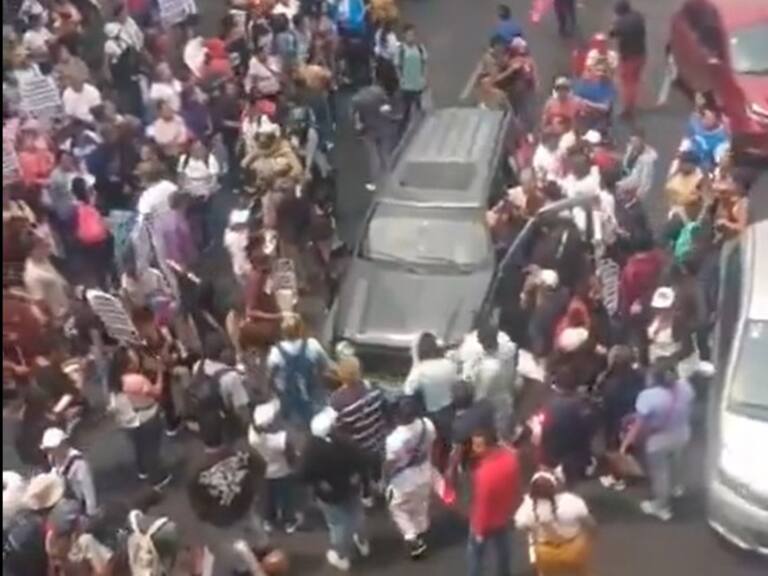 Conductor intenta atropellar a manifestantes en la Calzada San Antonio Abad