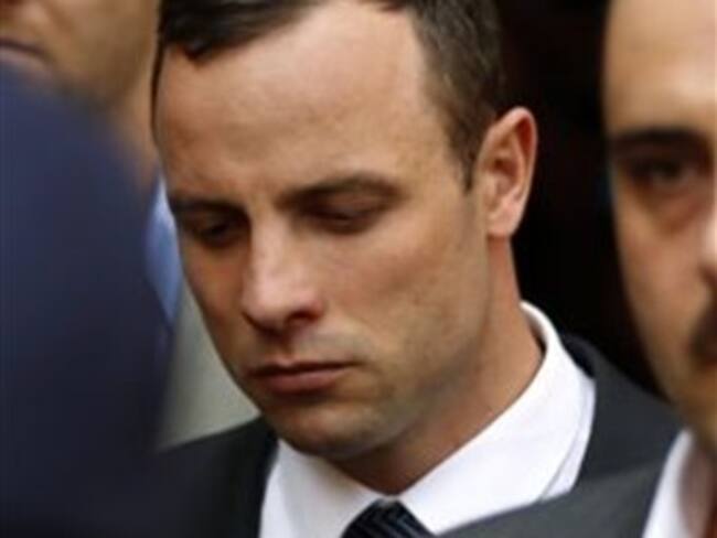 Se derrumba Pistorius al ver fotos de su novia muerta