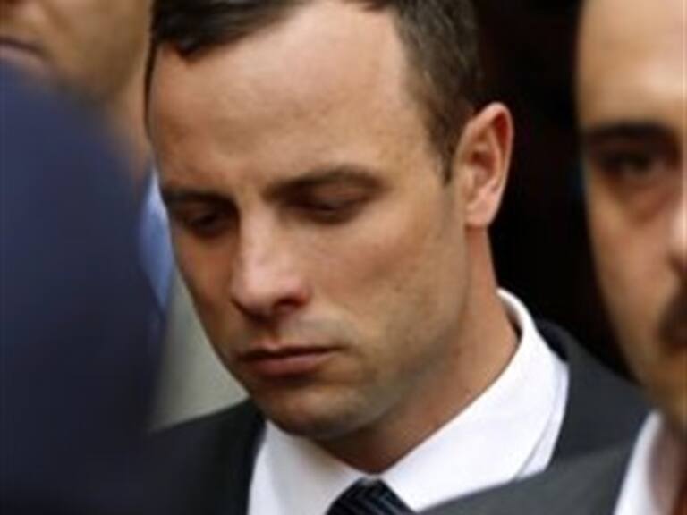 Se derrumba Pistorius al ver fotos de su novia muerta