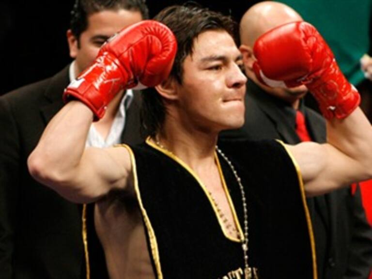 Noquea 'Travieso' Arce a Vázquez y logra hazaña de cuarto título