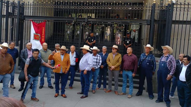 Campesinos levantan bloqueo en Gobernación tras fallar diálogo