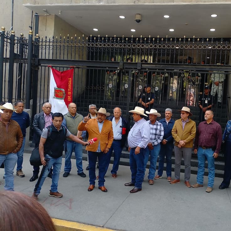Campesinos levantan bloqueo en Gobernación tras fallar diálogo