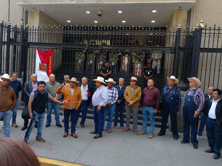 Campesinos realizan bloqueo en Gobernación